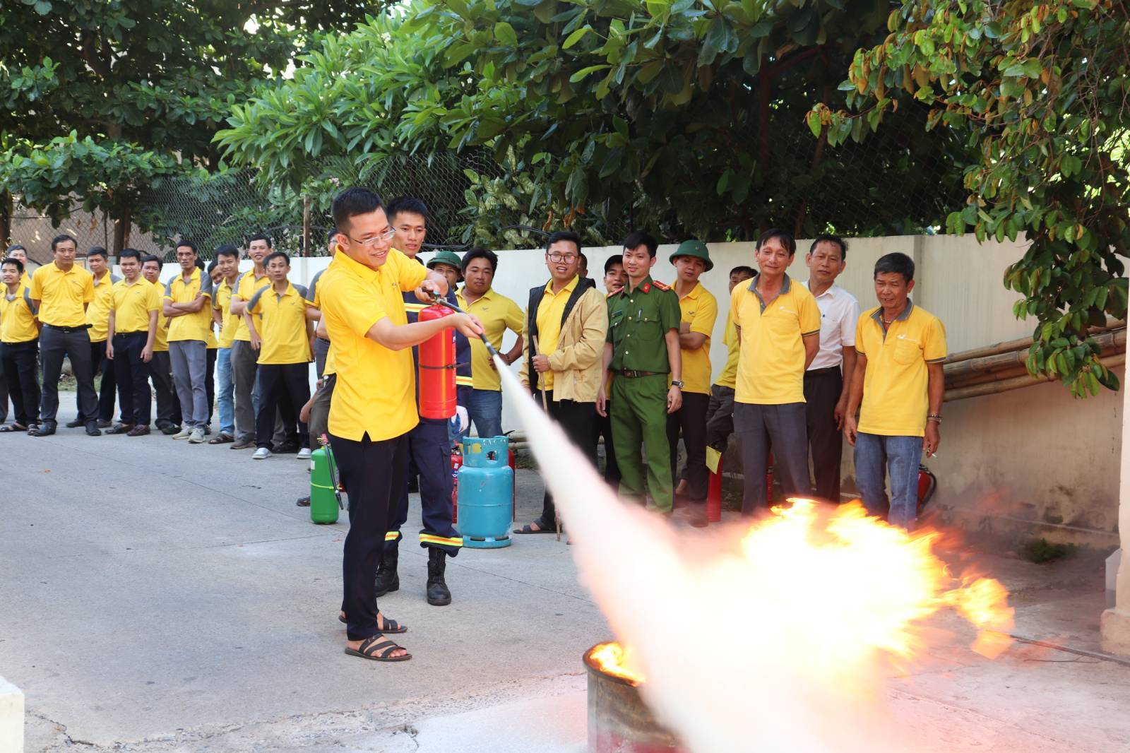 Bưu điện Quảng Trị tổ chức khóa huấn luyện phòng cháy chữa cháy, cứu nạn cứu hộ