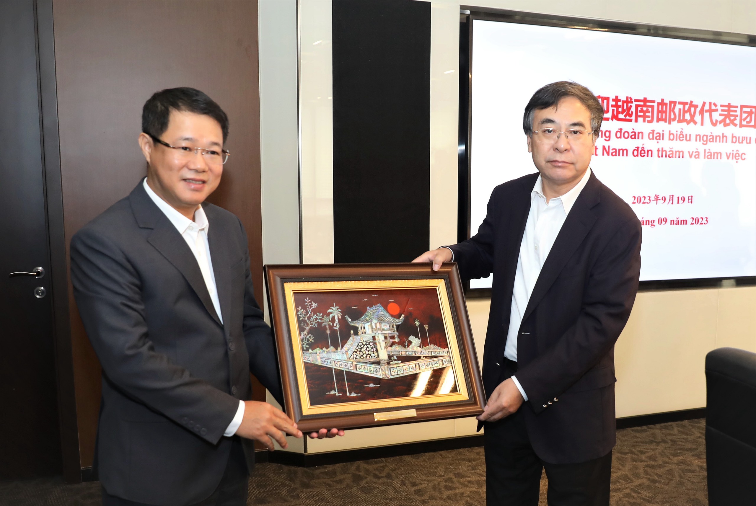 Ldtct Trao Qua Tap Doan Bctq