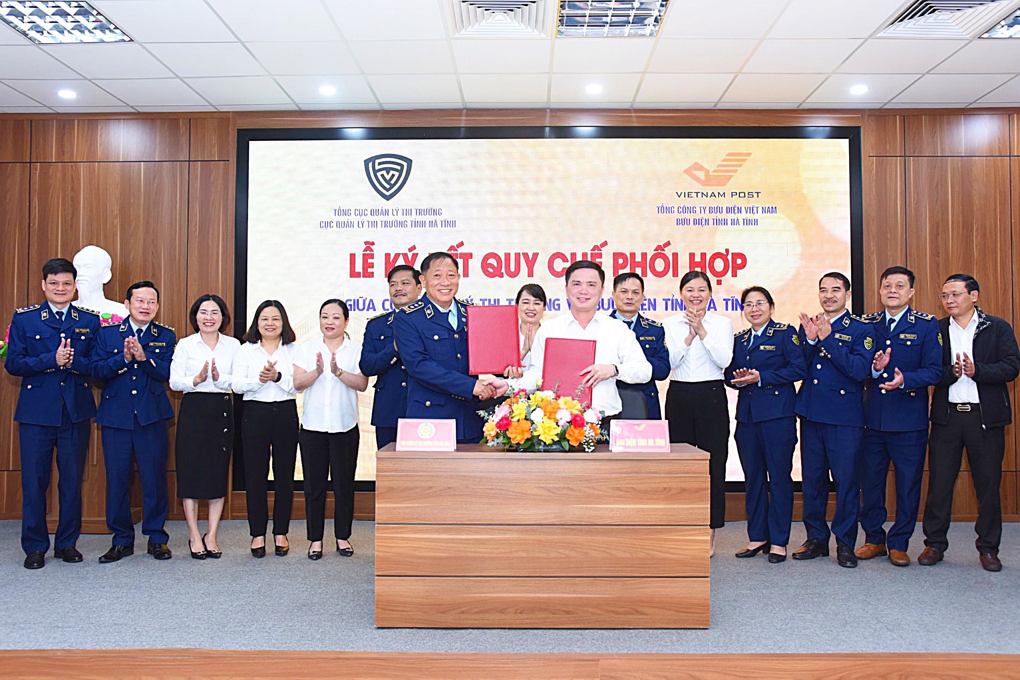 Bưu điện tỉnh và Cục QLTT Hà Tĩnh ký quy chế phối hợp