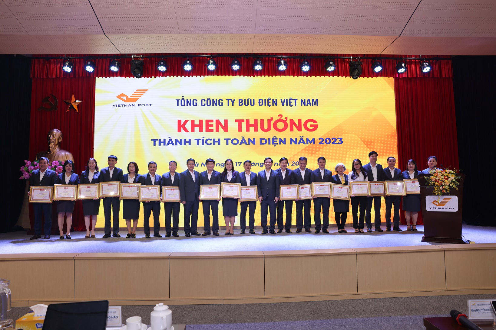 Vinh danh, khen thưởng tập thể các đơn vị đạt thành tích cao trong năm 2023