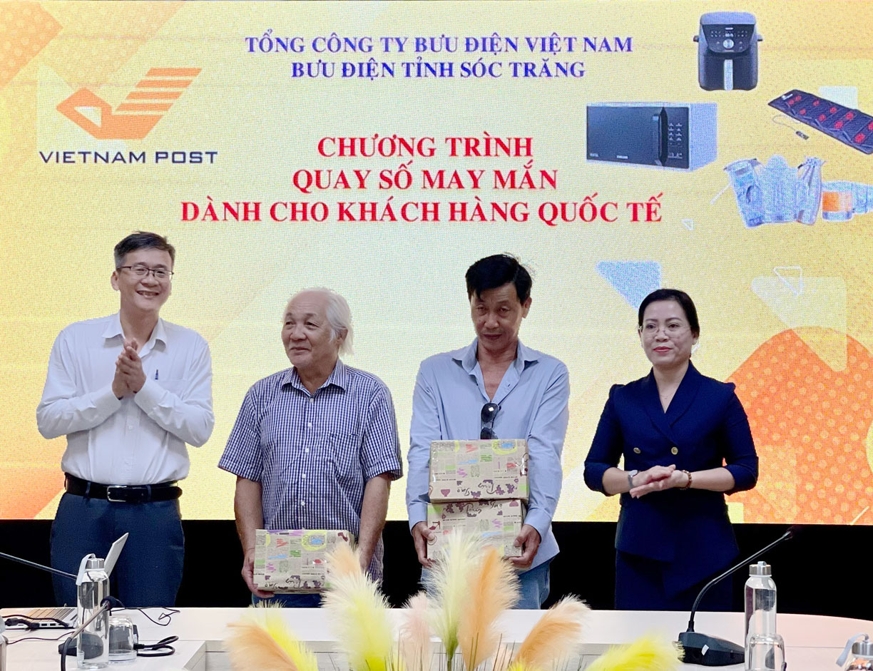 Bưu điện tỉnh Sóc Trăng quay số trúng thưởng chương trình “Gửi hàng hăng say - nhận ngay quà tặng”