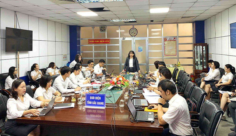 Phó Tổng Giám đốc Chu Thị Lan Hương làm việc với Bưu điện tỉnh Bắc Giang