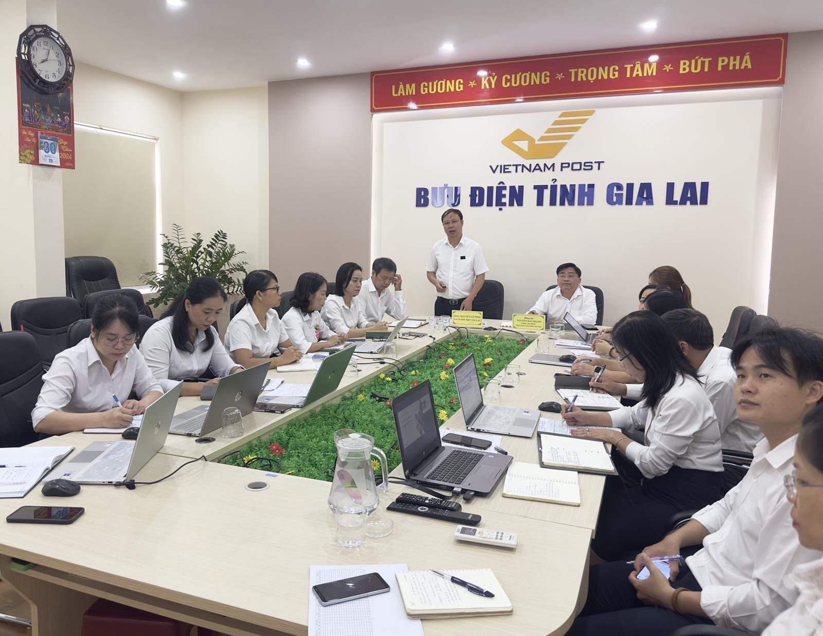 Bưu điện tỉnh Gia Lai cần xây dựng nhiều chương trình thi đua thúc đẩy kinh doanh, khai thác nhiều kênh phát triển dịch vụ